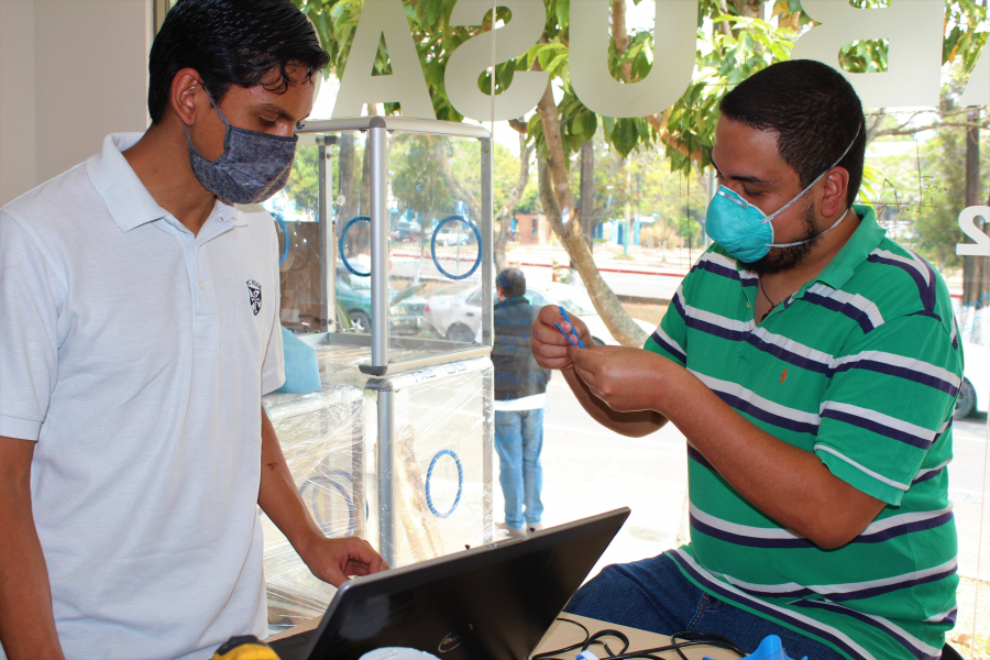 José Pablo Valiente y Jaime Pineda, voluntarios en el Fab Lab de la Universidad de San Carlos. 