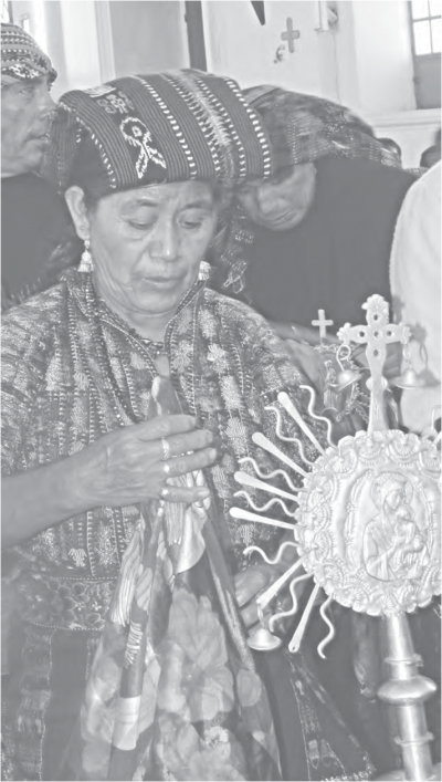 Texel con la vara ceremonial en plata repujada de la  Virgen de Asunción en la fiesta  patronal, 15 de agosto, Sololá,  Sololá. 