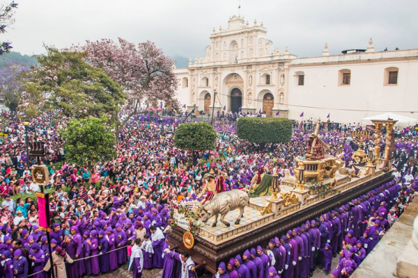 Procesión de Jesús Nazareno de la Caída, en Antigua Guatemala, una de las procesiones más visitadas en nuestro país. 