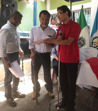 Gabriel Escobar entregando documento en Braile. Apertura de la Oficina Municipal de Discapacidad de San Juan Bautista Suchitepéquez.