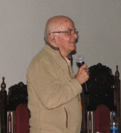Ricardo Falla, S. J. durante su disertación realizada en el Aula Magna Iglú de la Ciudad Universitaria de la zona 12, Guatemala. 