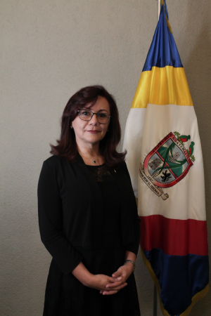 Gloria Hernández con la bandera de la Academia Guatemalteca de la Lengua