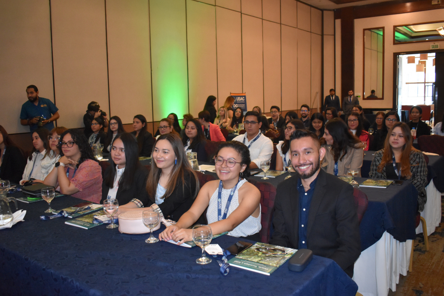 Estudiantes participantes al congreso