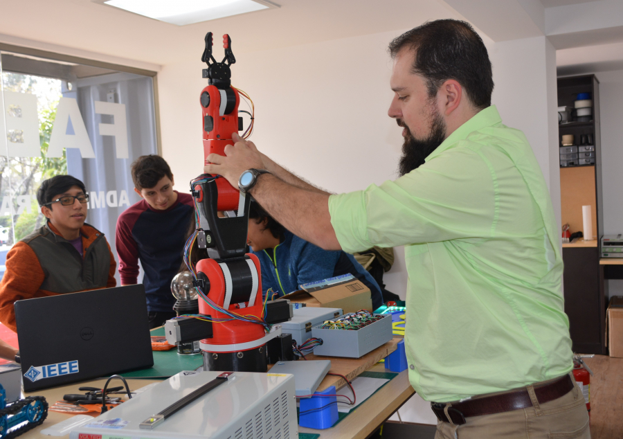 El Fab Lab de la DIGI-USAC  es un espacio donde estudiantes, docentes e investigadores pueden iniciar o actualizar sus conocimientos en impresión 3D y diseño de prototipos.