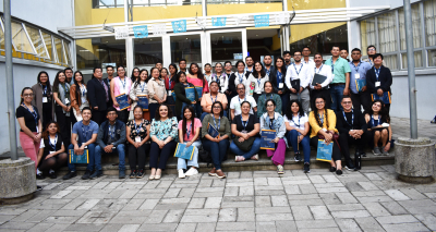 Estudiantes participantes al &quot;II Encuentro de Investigación para Estudiantes de Grado y Postgrado de la USAC&quot; acompañados de autoridades y profesionales de la DIGI