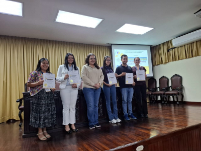 Participantes del foro y Dra. Alice Burgos